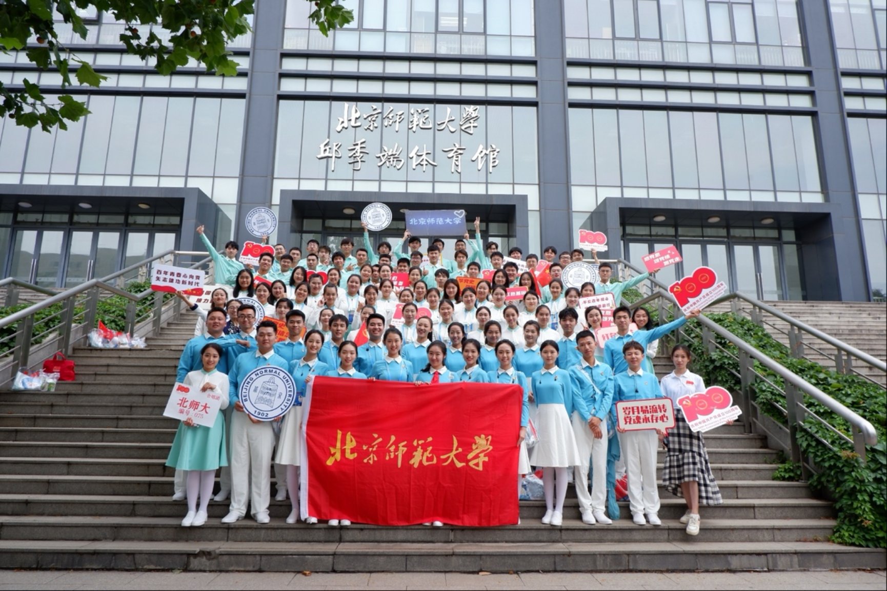 一群人站在围栏后面
中度可信度描述已自动生成